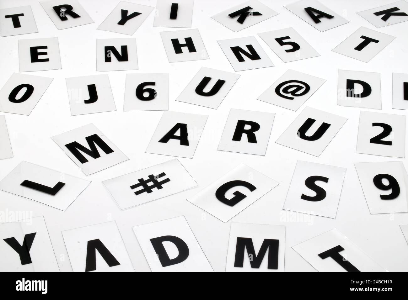 Caos di parole in lettere trasparenti isolate su sfondo bianco. Foto Stock