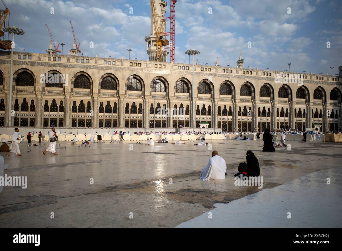 Mecca, Arabia Saudita - 31 maggio 2024: Pellegrini Hajj e Umrah seduti vicino a Masjidil Haram, grande Moschea della Mecca. Hajj 2024. Foto Stock