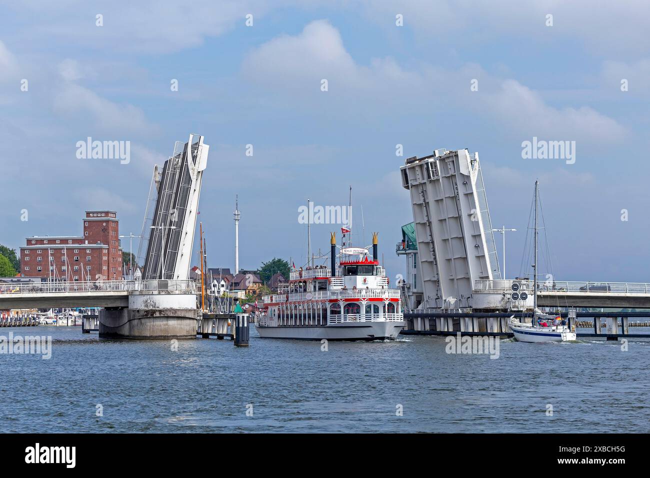 Ponte bascule aperto, barca per escursioni Schlei Princess, Kappeln, Schlei, Schleswig-Holstein, Germania Foto Stock