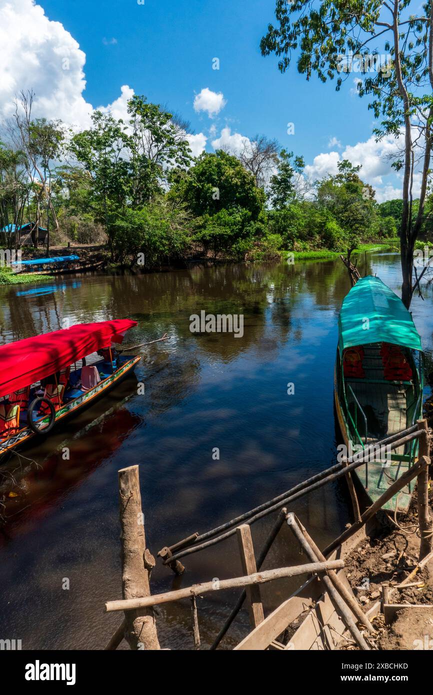 Canale secondario del fiume Ucayali vicino a Pucallpa. Foto Stock