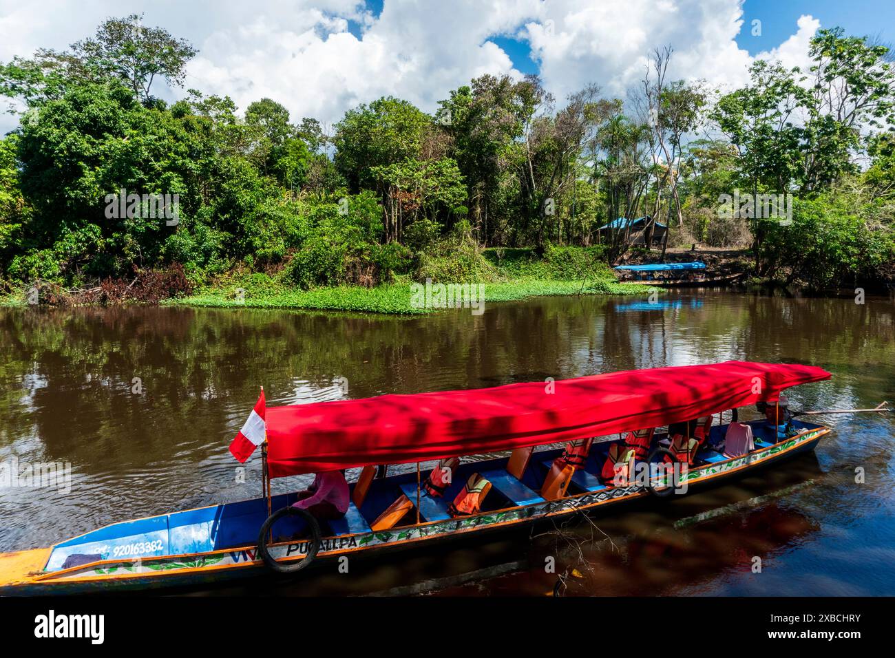 Canale secondario del fiume Ucayali vicino a Pucallpa. Foto Stock