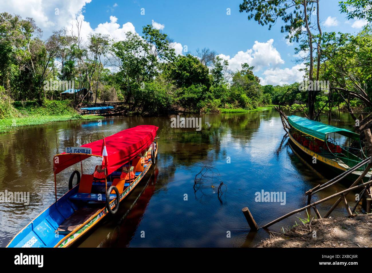 Canale secondario del fiume Ucayali vicino a Pucallpa. Foto Stock