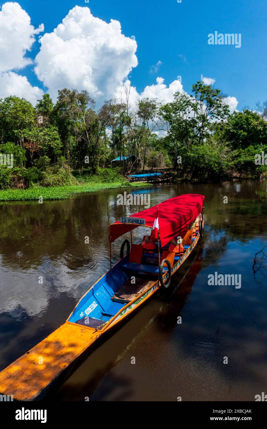 Canale secondario del fiume Ucayali vicino a Pucallpa. Foto Stock