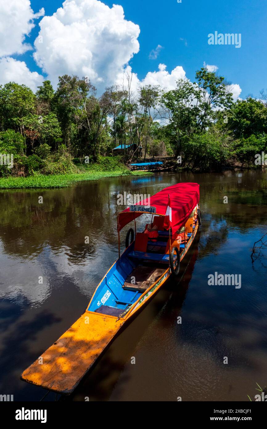 Canale secondario del fiume Ucayali vicino a Pucallpa. Foto Stock