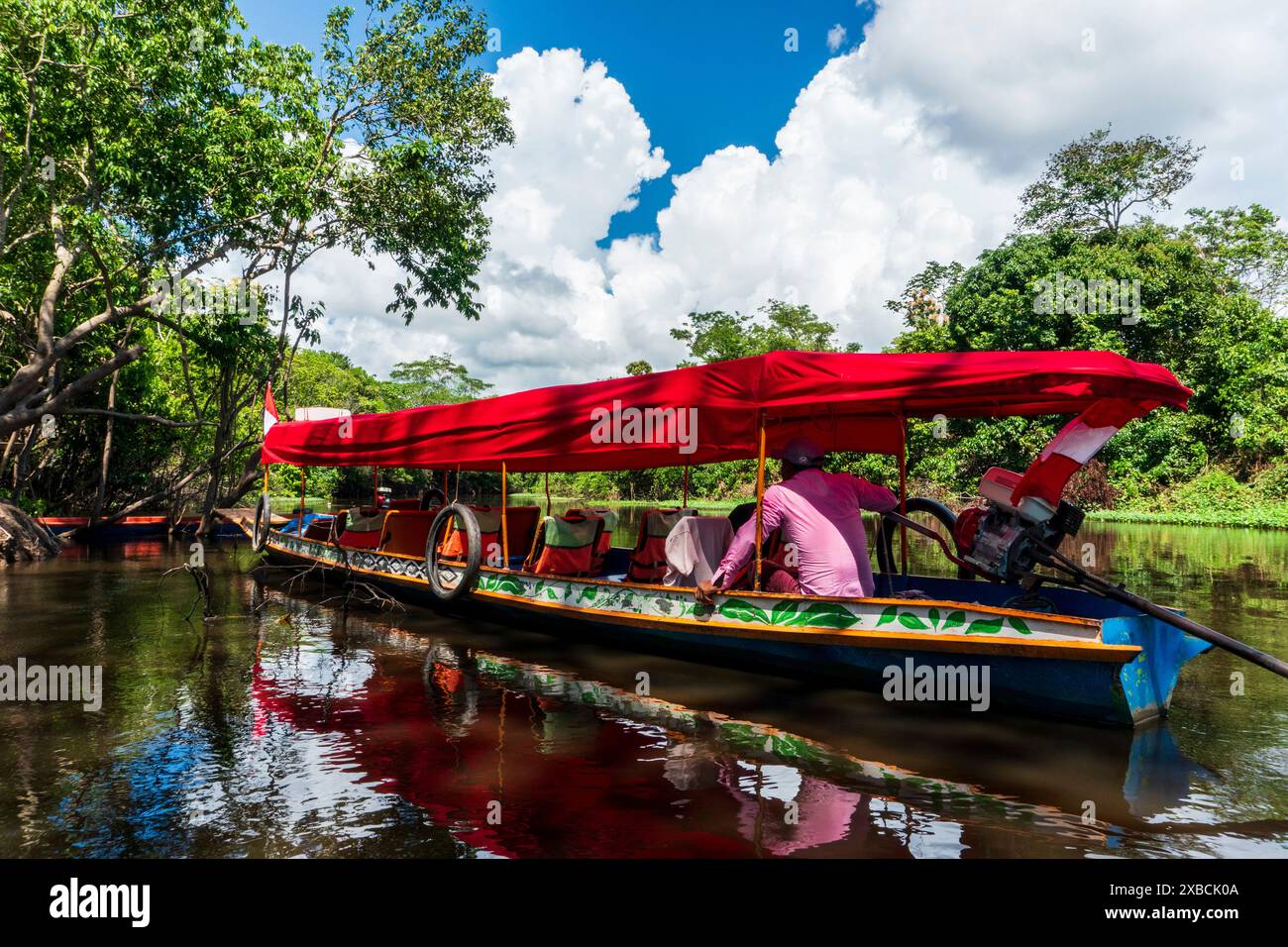 Canale secondario del fiume Ucayali vicino a Pucallpa. Foto Stock