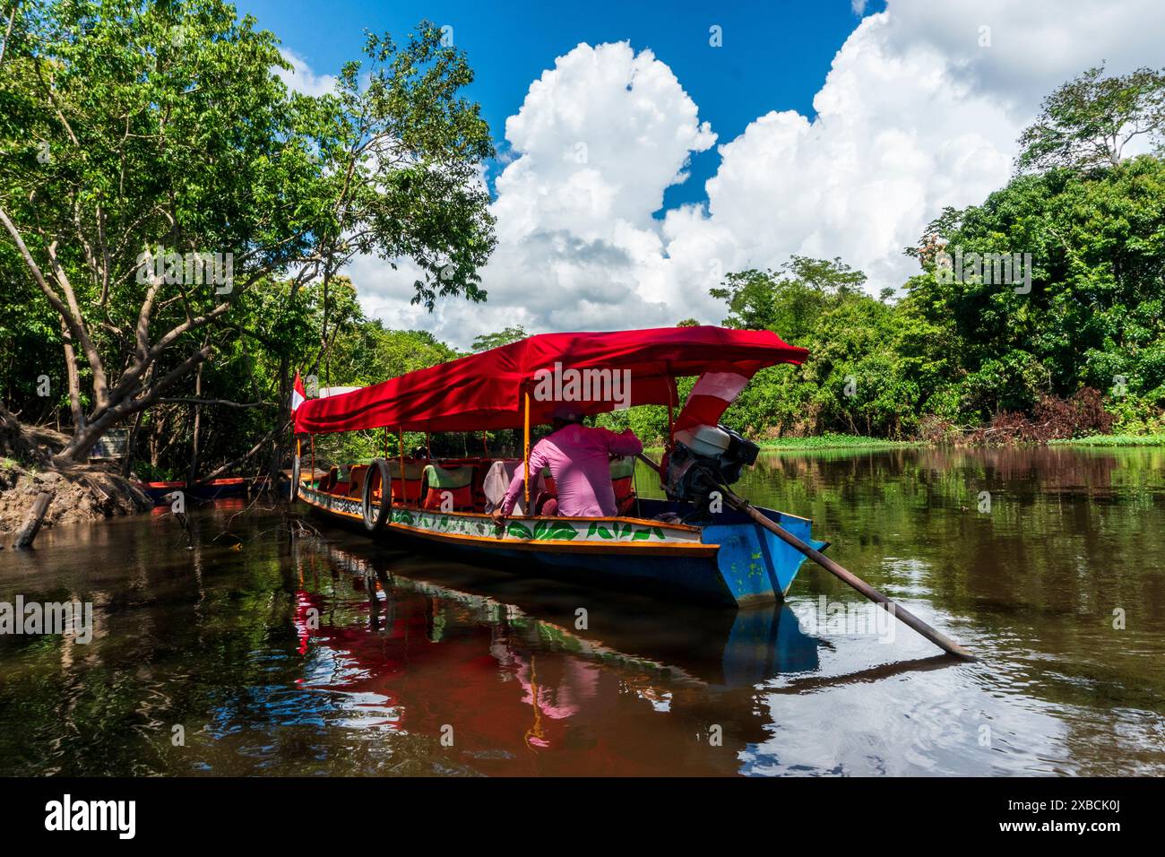 Canale secondario del fiume Ucayali vicino a Pucallpa. Foto Stock