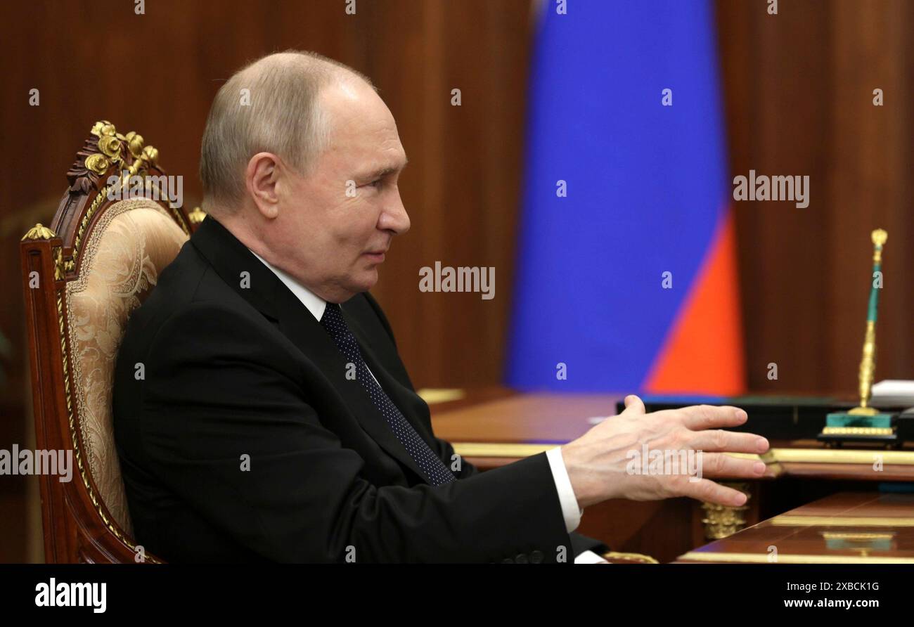 Mosca, Russia. 11 giugno 2024. Il presidente russo Vladimir Putin, ascolta l'amministratore delegato di Rosseti Andrei Ryumin, durante un incontro faccia a faccia al Cremlino, l'11 giugno 2024, a Mosca, in Russia. Crediti: Alexander Kazakov/piscina del Cremlino/Alamy Live News Foto Stock