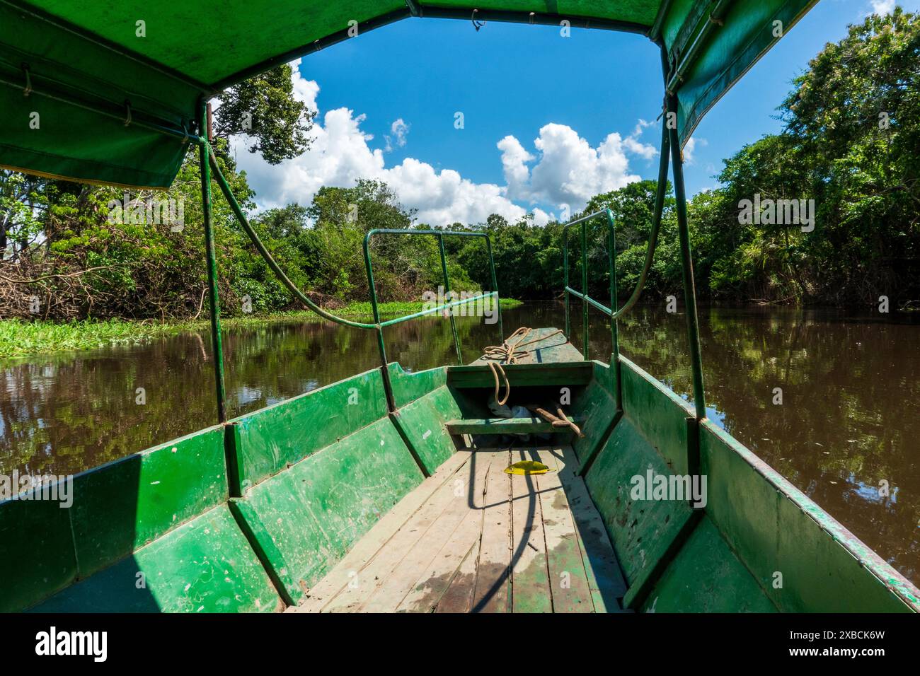 Canale secondario del fiume Ucayali vicino a Pucallpa. Foto Stock