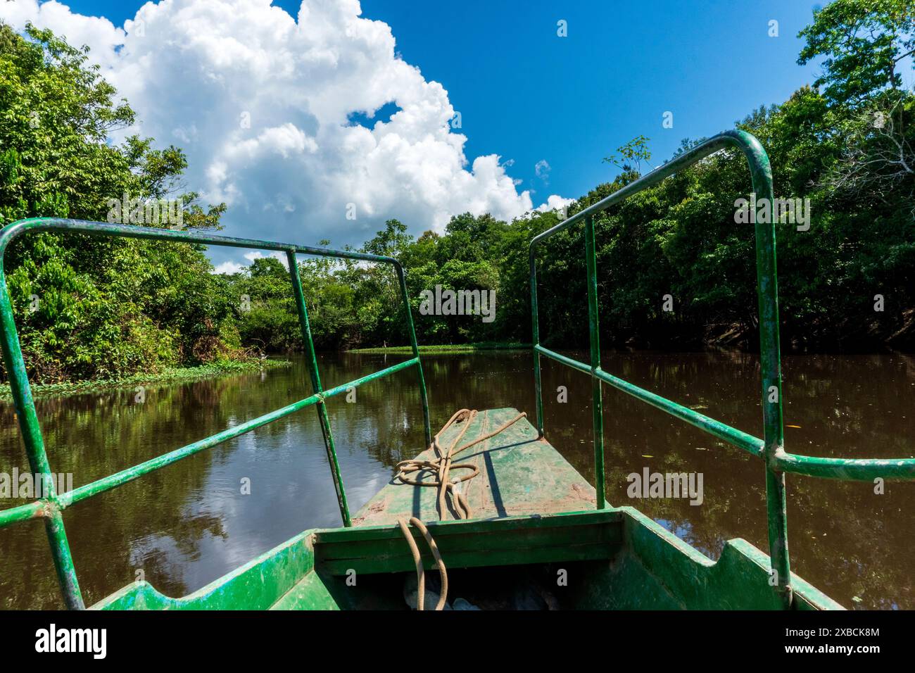 Canale secondario del fiume Ucayali vicino a Pucallpa. Foto Stock