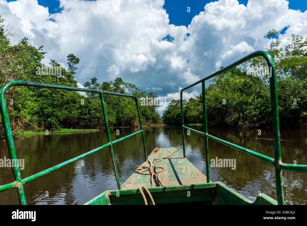 Canale secondario del fiume Ucayali vicino a Pucallpa. Foto Stock