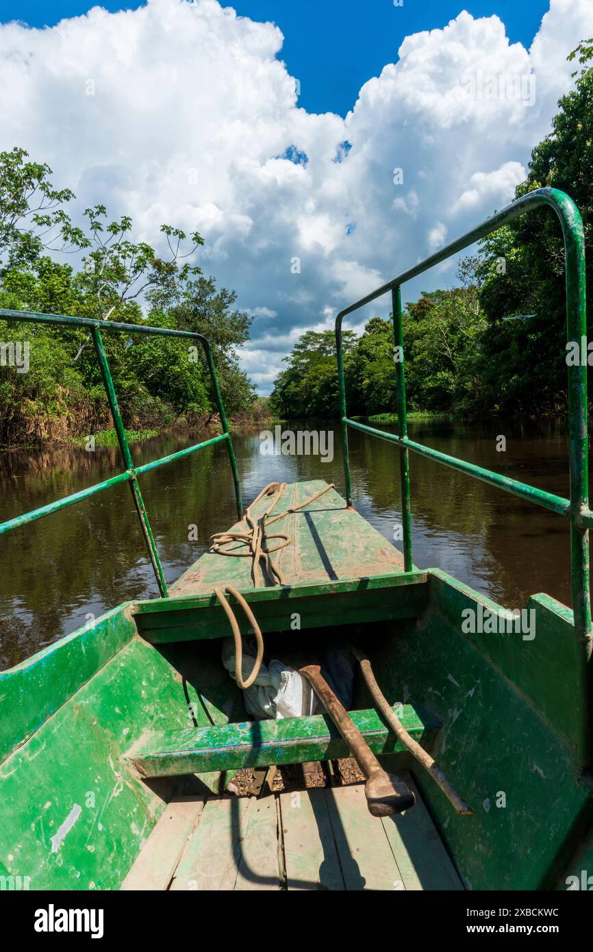 Canale secondario del fiume Ucayali vicino a Pucallpa. Foto Stock