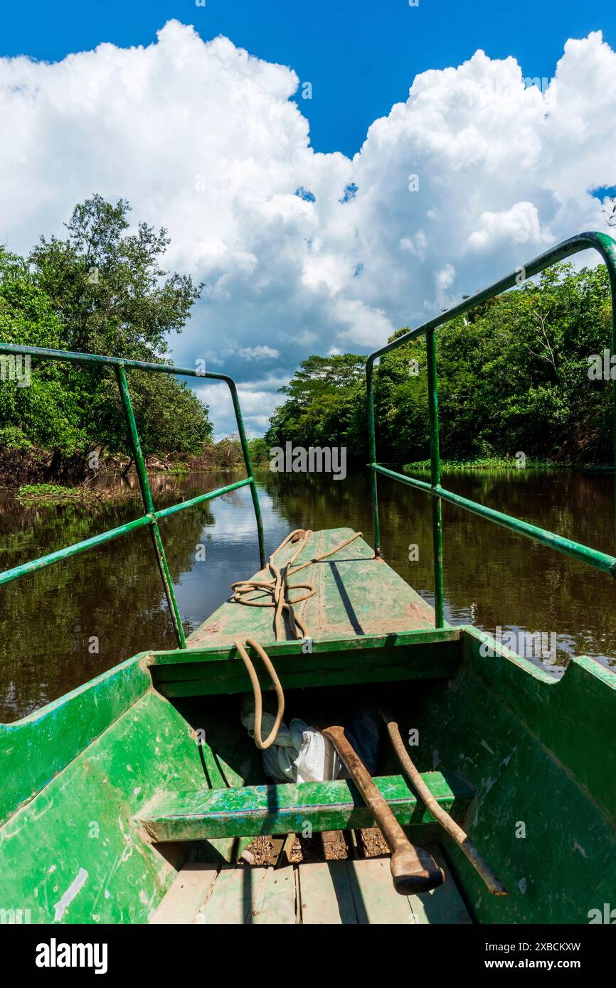 Canale secondario del fiume Ucayali vicino a Pucallpa. Foto Stock