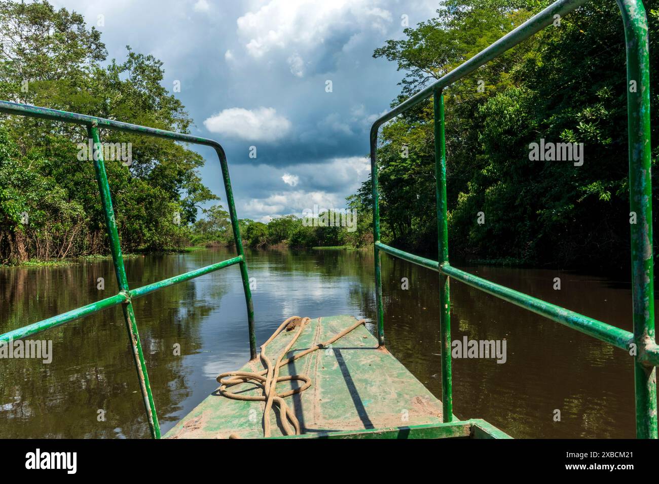 Canale secondario del fiume Ucayali vicino a Pucallpa. Foto Stock