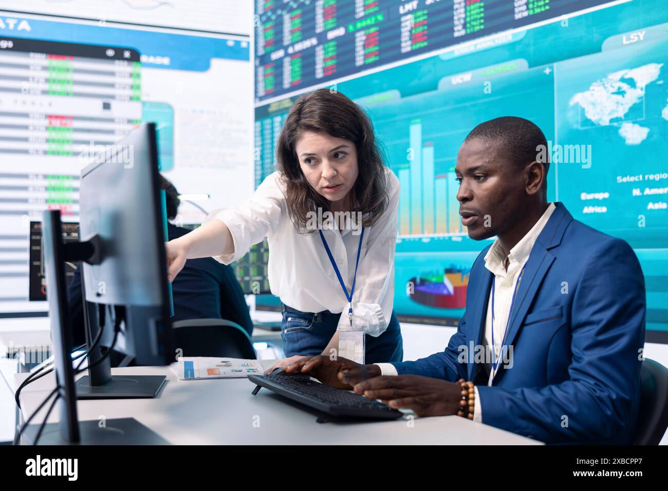 I dipendenti aziendali valutano gli indicatori chiave delle prestazioni all'interno dell'azienda, conducono valutazioni e discutono della situazione del flusso di lavoro. Lavoratori che migliorano la produttività e l'efficienza. Foto Stock