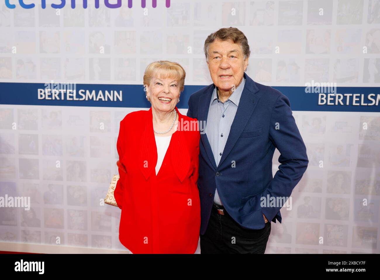 Beate und otto Rehhagel bei der Bertelsmann Sommerparty in der Bertelsmann Repräsentanz Berlin. *** Beate e otto Rehhagel alla festa estiva Bertelsmann presso l'ufficio di rappresentanza Bertelsmann a Berlino Foto Stock