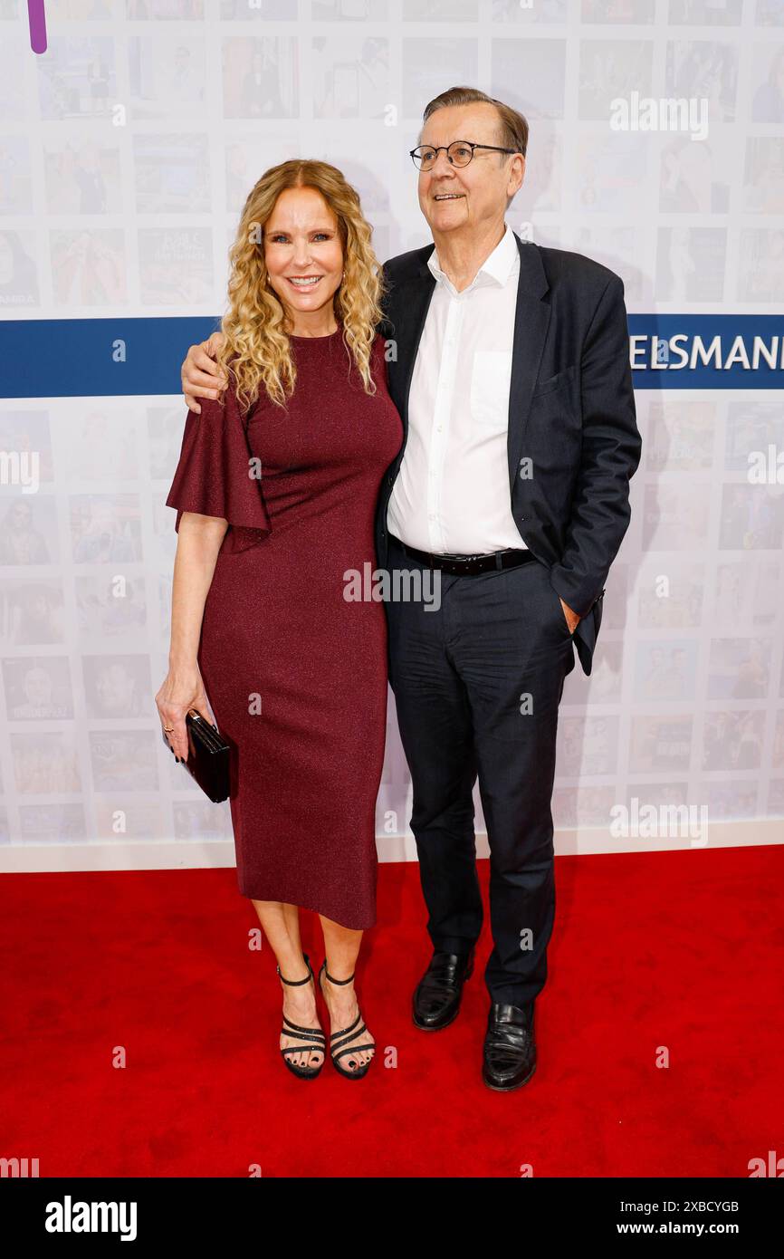 Katja Burkard, Hans Mahr bei der Bertelsmann Sommerparty in der Bertelsmann Repräsentanz Berlin. *** Katja Burkard, Hans Mahr al Bertelsmann Summer Party presso l'ufficio di rappresentanza Bertelsmann a Berlino Foto Stock