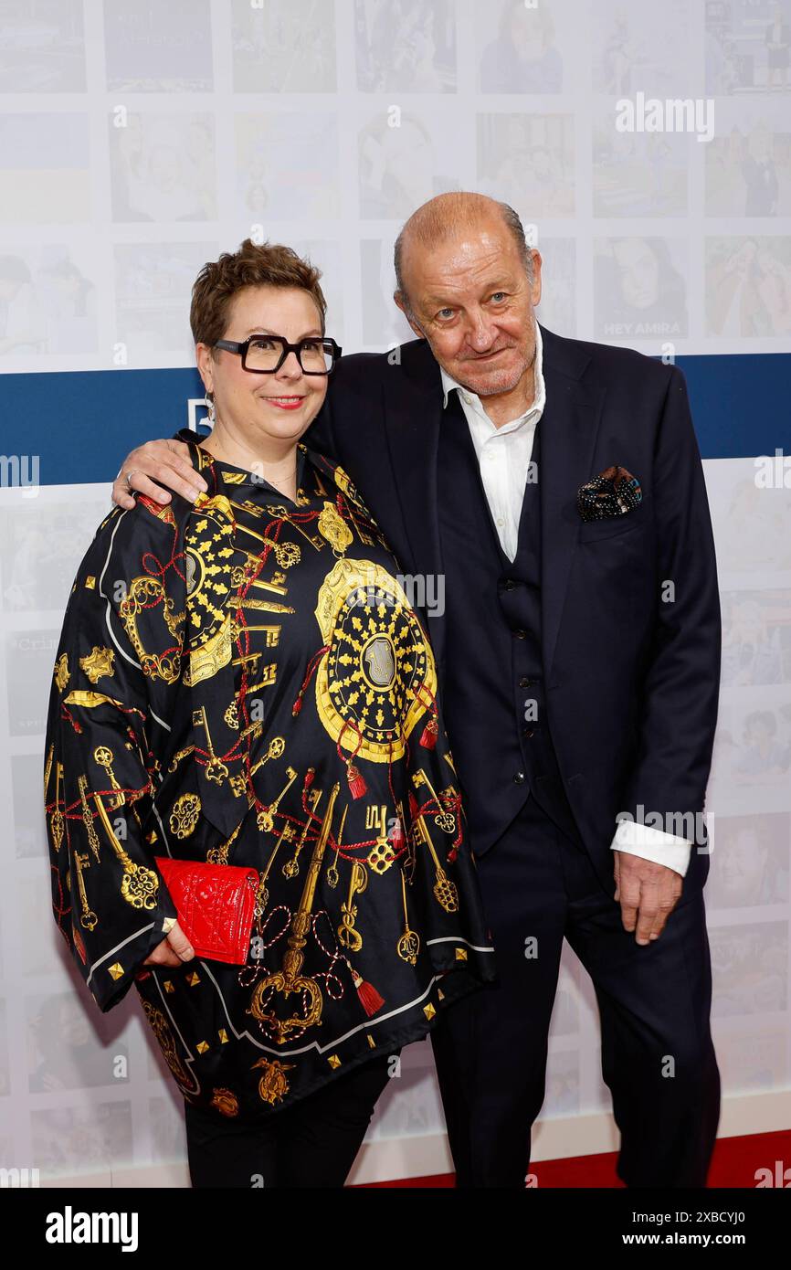 Maren Muntenbeck und Leonard Lansink bei der Bertelsmann Sommerparty in der Bertelsmann Repräsentanz Berlin. *** Maren Muntenbeck e Leonard Lansink al Bertelsmann Summer Party presso l'ufficio di rappresentanza Bertelsmann a Berlino Foto Stock