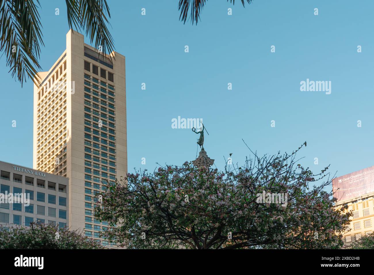 San Francisco, California, 8 aprile 2024. Il monumento alla vittoria abbellisce lo skyline tra i negozi iconici di San Francisco. Foto Stock