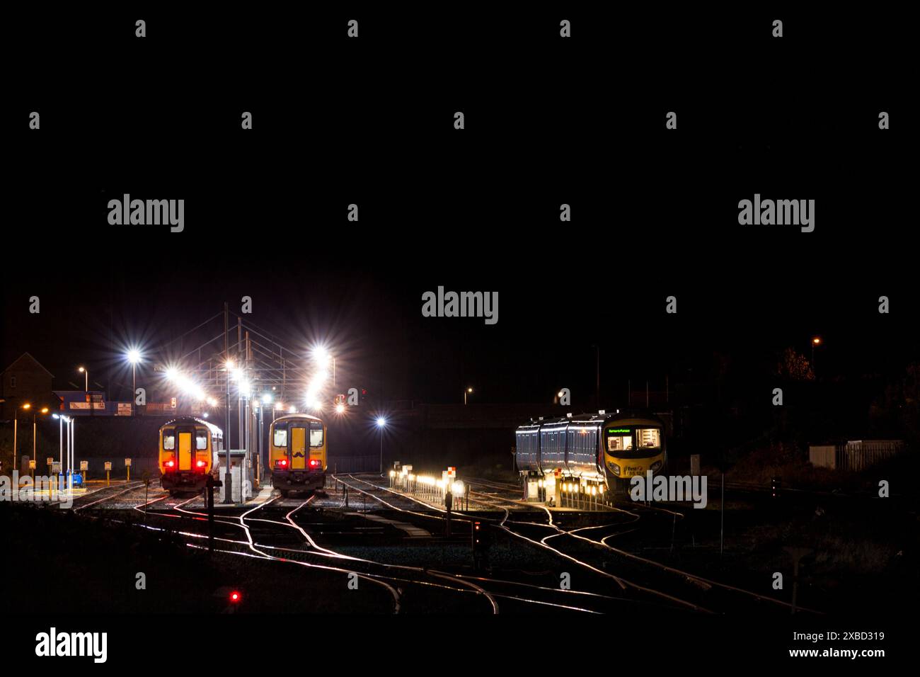 I treni sprinter Northern Rail classe 156 e Transpennine Express classe 185 185124 sono in manutenzione presso i binari delle carrozze Barrow in Furness Foto Stock