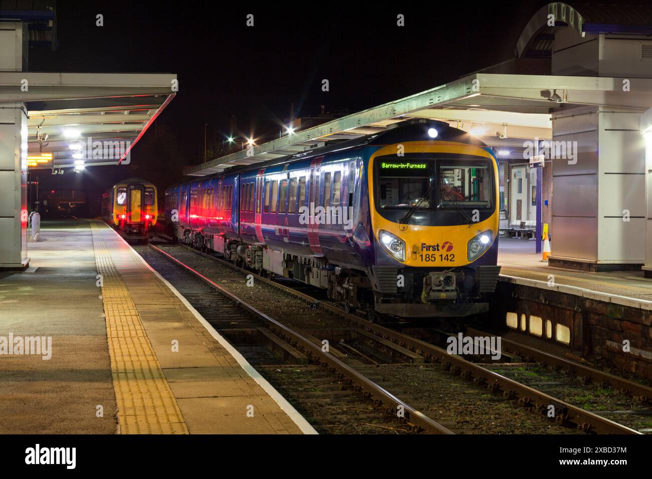 Un primo treno espresso Transpennine classe 185 alla stazione ferroviaria di Barrow in Furness di notte Foto Stock