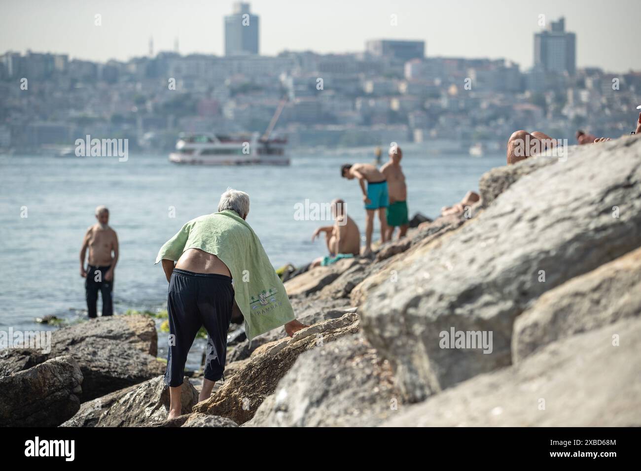 Istanbul, Turchia. 11 giugno 2024. La gente si siede sulle rocce. Quando il caldo ha avuto effetto a Istanbul, i termometri hanno raggiunto i 33 gradi Celsius. Le persone sono state viste nuotare nel mare per rinfrescarsi sulla spiaggia di Uskudar Salacak. (Foto di Onur Dogman/SOPA Images/Sipa USA) credito: SIPA USA/Alamy Live News Foto Stock Istanbul, Turchia. 11 giugno 2024. La gente si siede sulle rocce. Quando il caldo ha avuto effetto a Istanbul, i termometri hanno raggiunto i 33 gradi Celsius. Le persone sono state viste nuotare nel mare per rinfrescarsi sulla spiaggia di Uskudar Salacak. (Foto di Onur Dogman/SOPA Images/Sipa USA) credito: SIPA USA/Alamy Live News Foto Stock