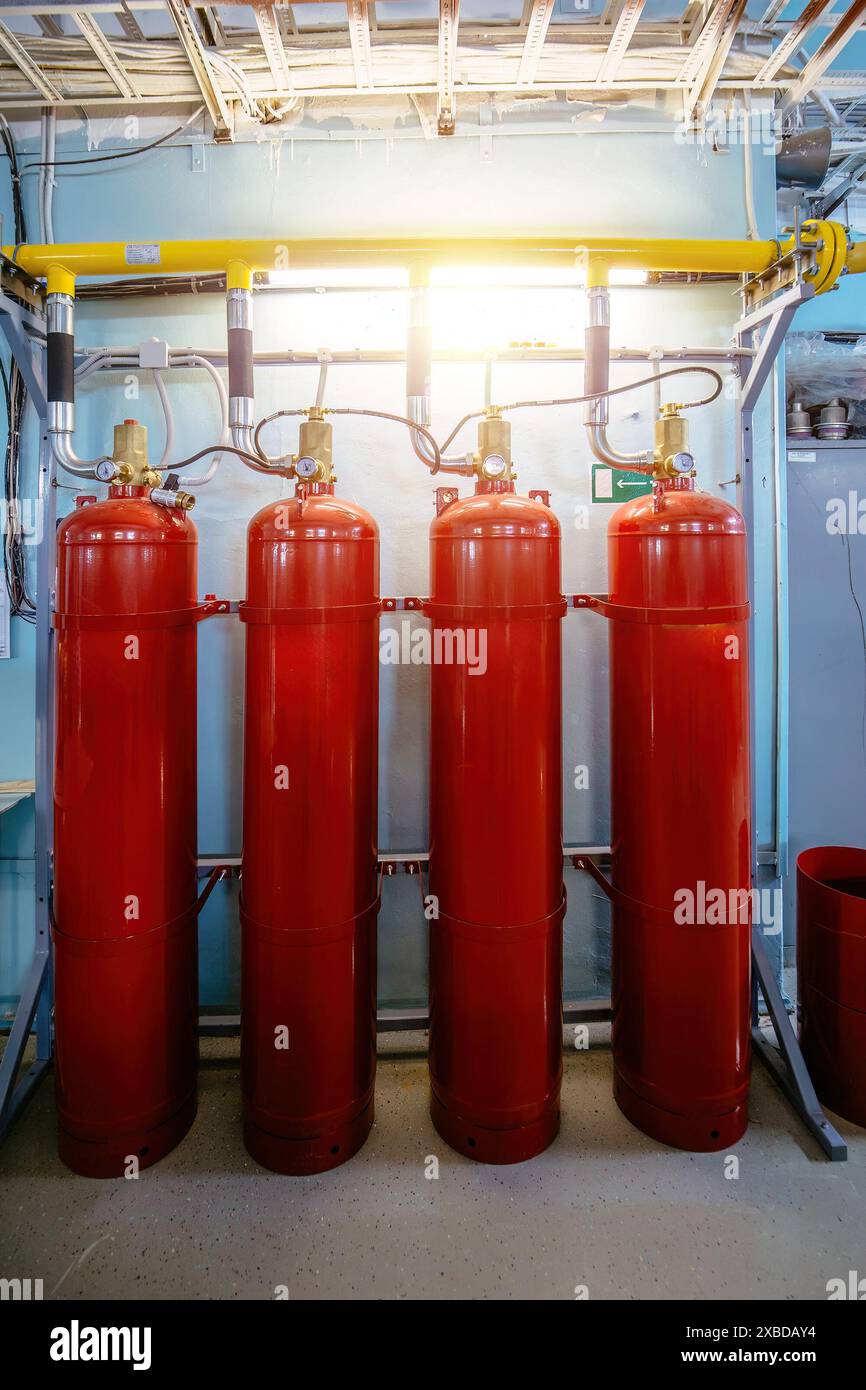 Impianto antincendio industriale automatico. Estintori a CO2 collegati alla tubazione. Foto Stock
