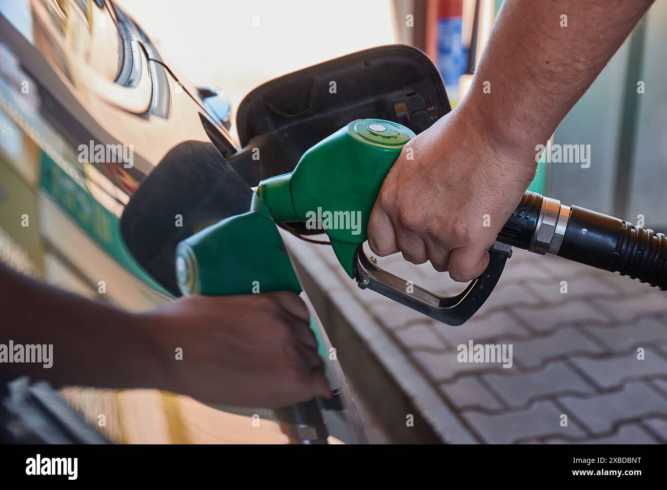 Ugello stazione di rifornimento serbatoio auto Foto Stock