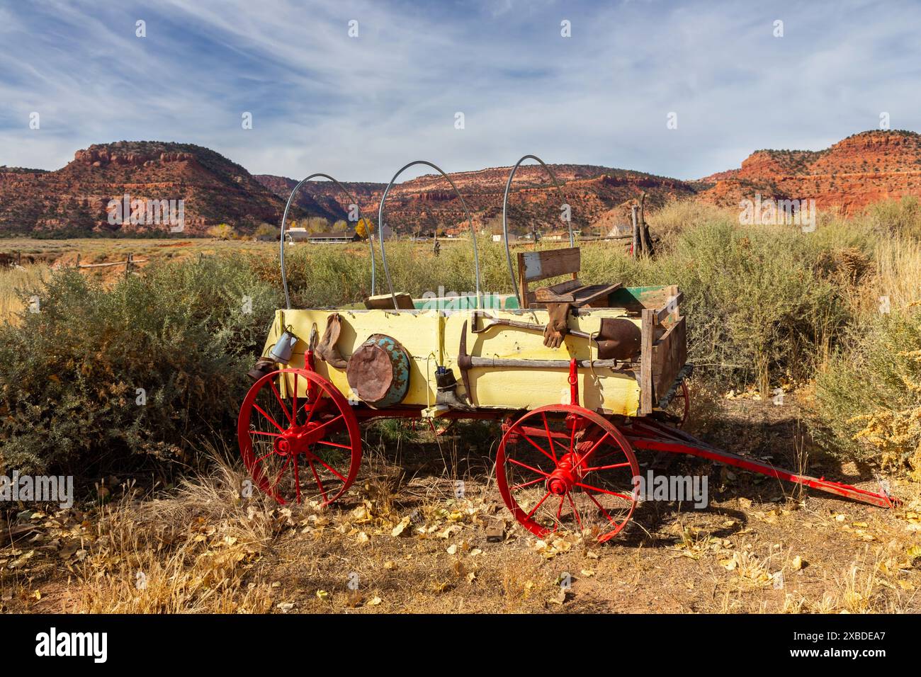 Modello di carrello con ruote Pioneer Wagon trainato da cavalli vintage Wild West. American Southwest Western Prairie background, Little Hollywood Museum Utah USA Foto Stock