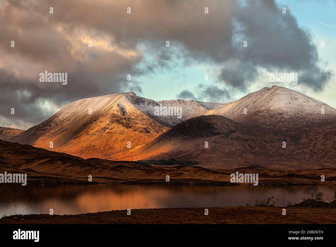 Black Mount e Lochan na h-Achlaise a Rannoch Moor, Scozia occidentale. Foto Stock