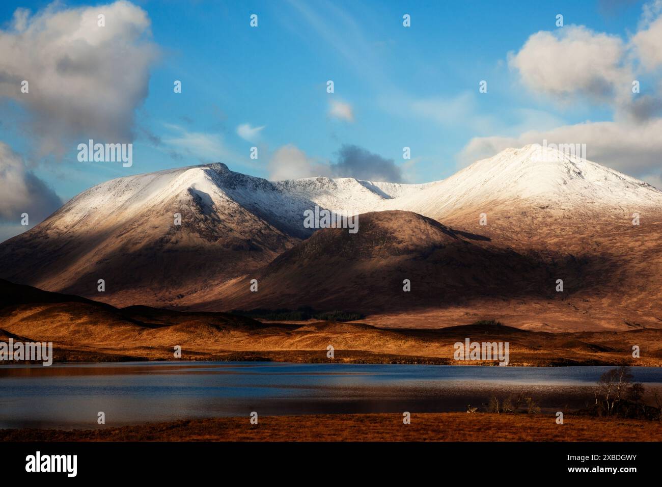 Black Mount e Lochan na h-Achlaise a Rannoch Moor, Scozia occidentale. Foto Stock