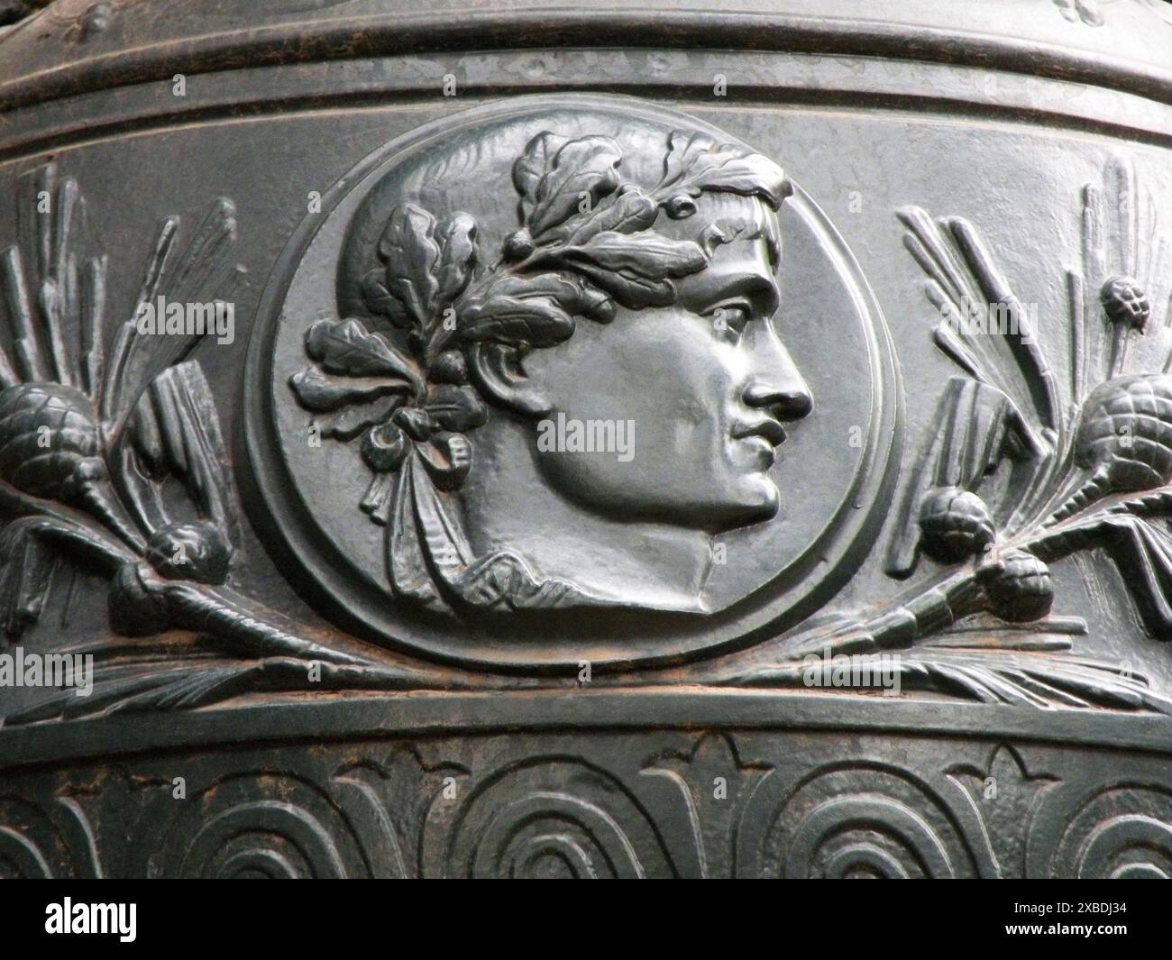 Dettaglio con superficie profilata con corona in vaso in metallo antico Foto Stock