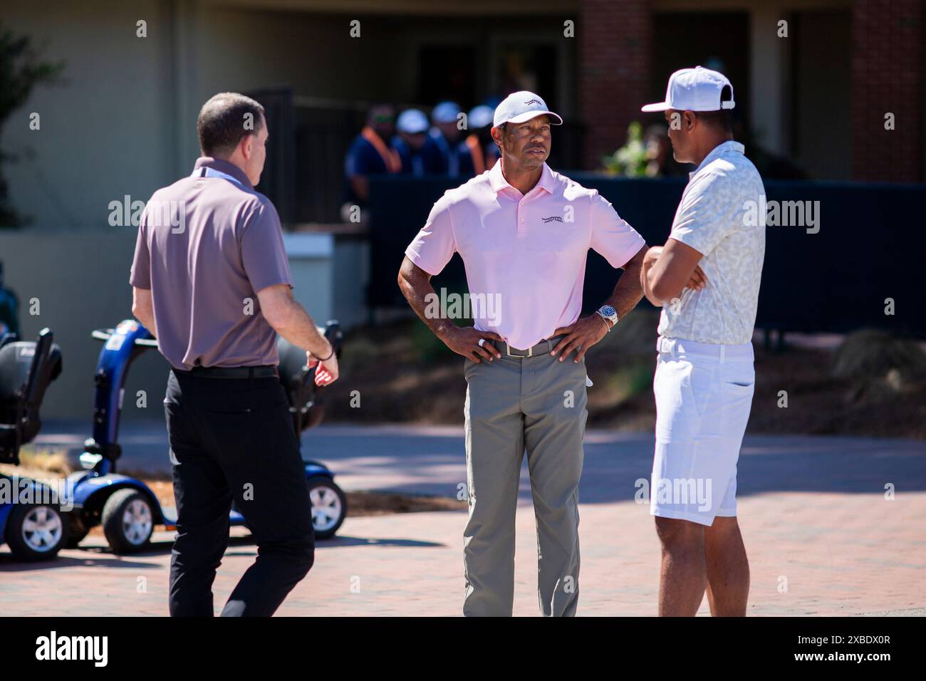 Villaggio di Pinehurst, Stati Uniti. 11 giugno 2024. Tiger Woods, al centro, e il suo agente, Mark Steinberg, se ne sono andati. parlate in gruppo prima di una conferenza stampa in vista del 124° campionato U.S. Open al Pinehurst Resort & C.C. (corso n. 2) a Pinehurst, North Carolina, martedì 11 giugno 2024. Foto di Veasey Conway/UPI credito: UPI/Alamy Live News Foto Stock