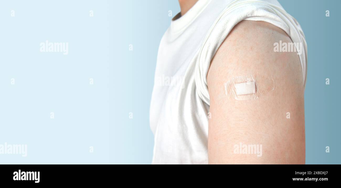 Spalla di un paziente con un gesso sulla ferita , striscione orizzontale con spazio di copia , assistenza sanitaria e concetto medico Foto Stock