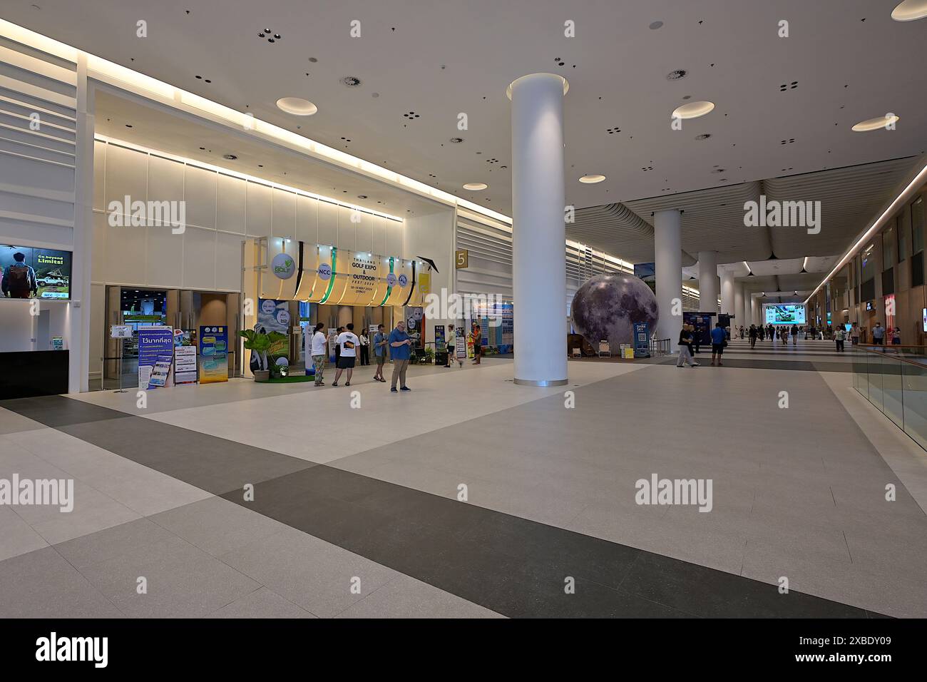 Sale per eventi situate al piano terra inferiore del Queen Sirikit National Convention Center (QSNCC), Khlong Toei District, Bangkok, Thailandia Foto Stock