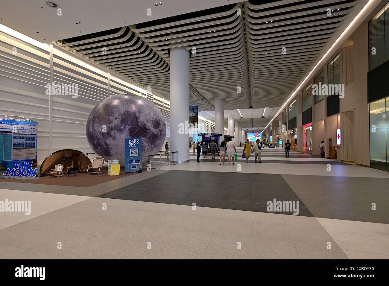 Vista dello spazio del locale al piano terra inferiore del Queen Sirikit National Convention Center (QSNCC), con sale eventi sulla sinistra, Khlong Toei, Bangkokm Foto Stock