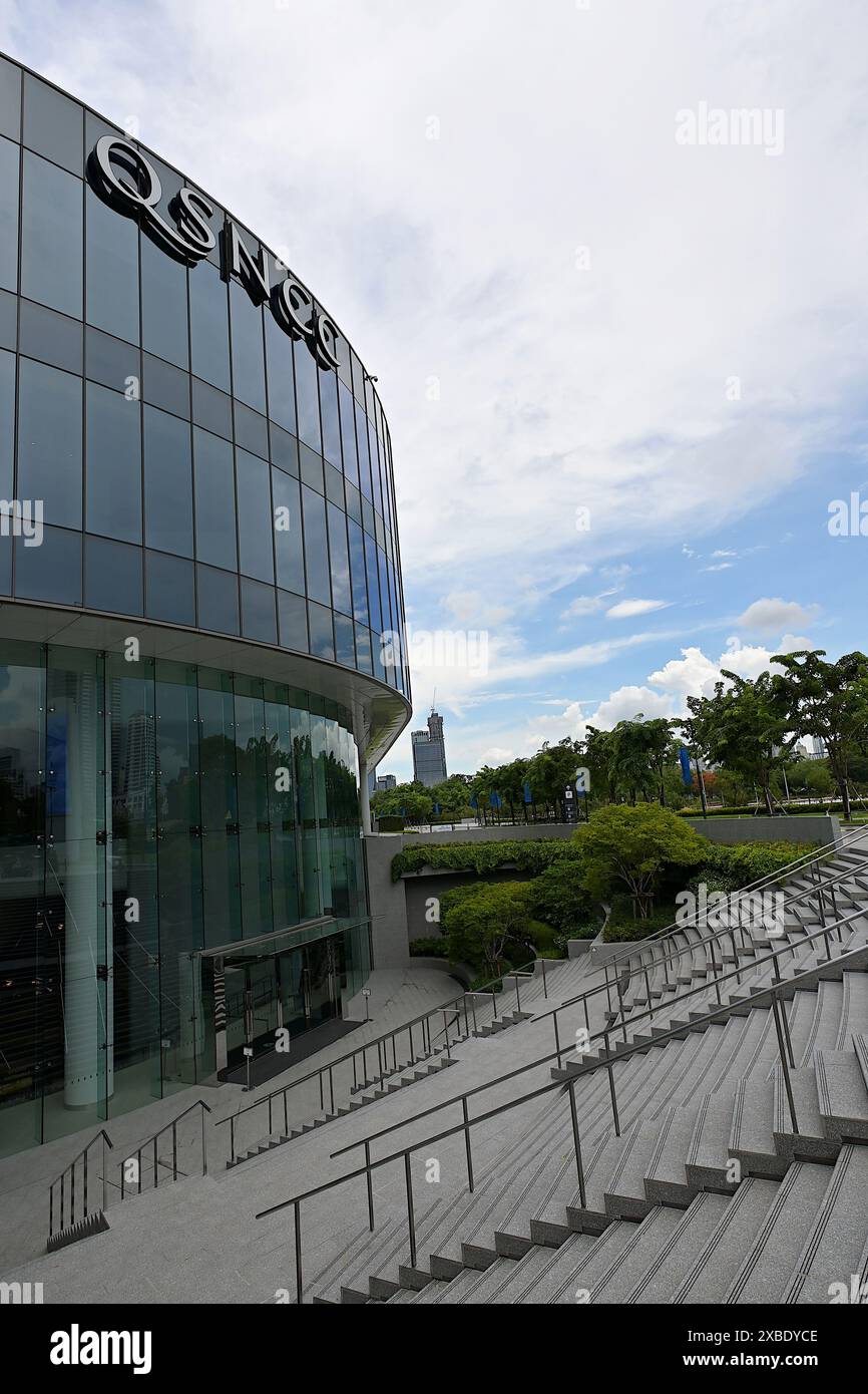 Facciata lato lago del Queen Sirikit National Convention Center (QSNCC), con scalini che conducono alle sale eventi al piano terra inferiore, Bangkok Foto Stock