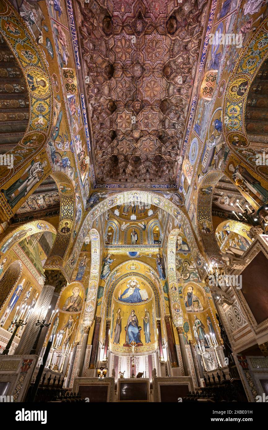 Palermo, Italia - 29 agosto 2023: Interno della Cappella Palatina con i suoi mosaici dorati. La cappella è la cappella reale dei re normanni di Sicilia Foto Stock