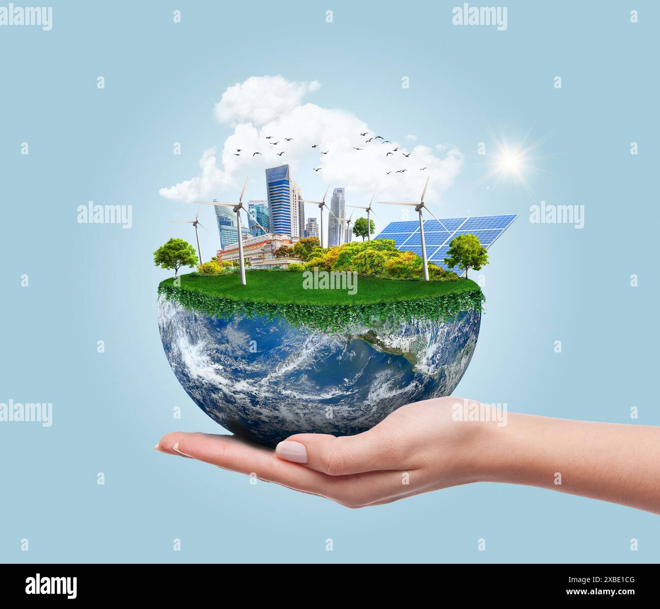 Mano che tiene il pianeta terra con una città moderna pulita che si basa su risorse rinnovabili. Concetto ambientale di energia alternativa sostenibile per un ecofr Foto Stock