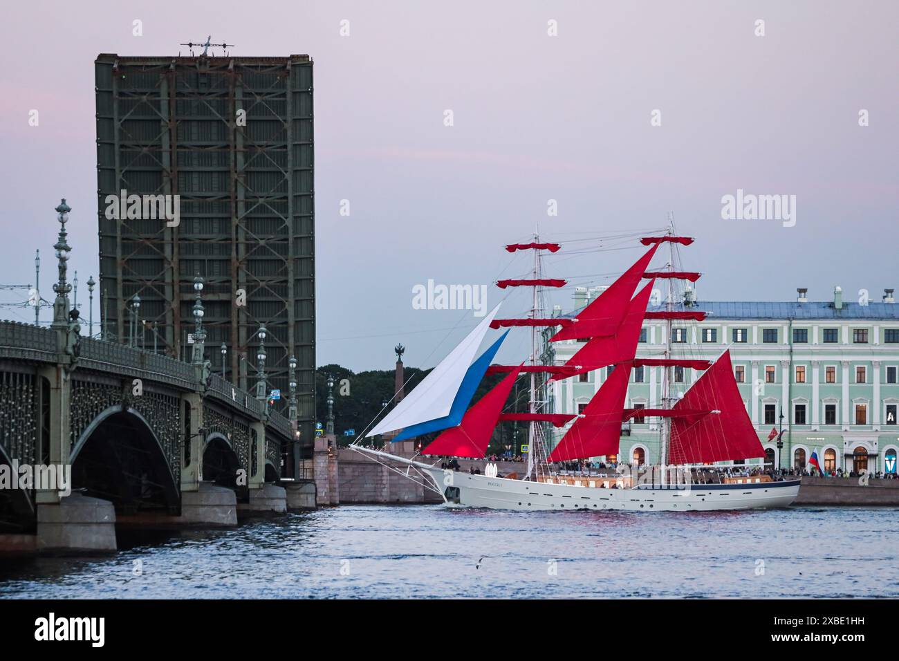 Brig 'Russia', una nave a due alberi simbolo della festa degli ex allievi delle Scarlet Sails, navigando lungo il fiume Neva attraverso il ponte rialzato della Trinità durante una prova per la vacanza. La vacanza Scarlet Sails è un grande evento tradizionale che si svolge ogni anno a San Pietroburgo per celebrare la laurea degli studenti delle istituzioni di istruzione superiore. L'evento principale della festa è la processione del bricco "Russia" lungo la Neva, decorata con vele scarlatte, seguita da fuochi d'artificio e vari eventi culturali. Questa vacanza luminosa ed emozionante è diventata a lungo un simbolo della città di San Pietro Foto Stock