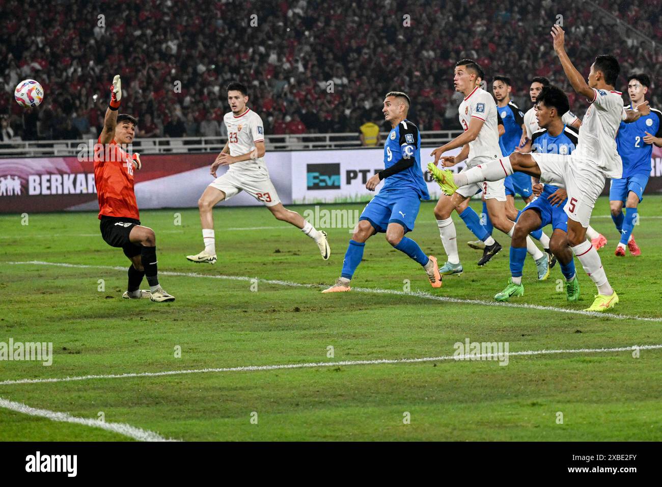 Giacarta, Indonesia. 11 giugno 2024. Kevin Ray Mendoza (1° L), portiere delle Filippine, cerca di bloccare la palla durante la partita del gruppo F delle qualificazioni asiatiche alla Coppa del mondo FIFA 2026 tra Indonesia e Filippine a Giacarta, Indonesia, 11 giugno 2024. Crediti: Agung Kuncahya B./Xinhua/Alamy Live News Foto Stock