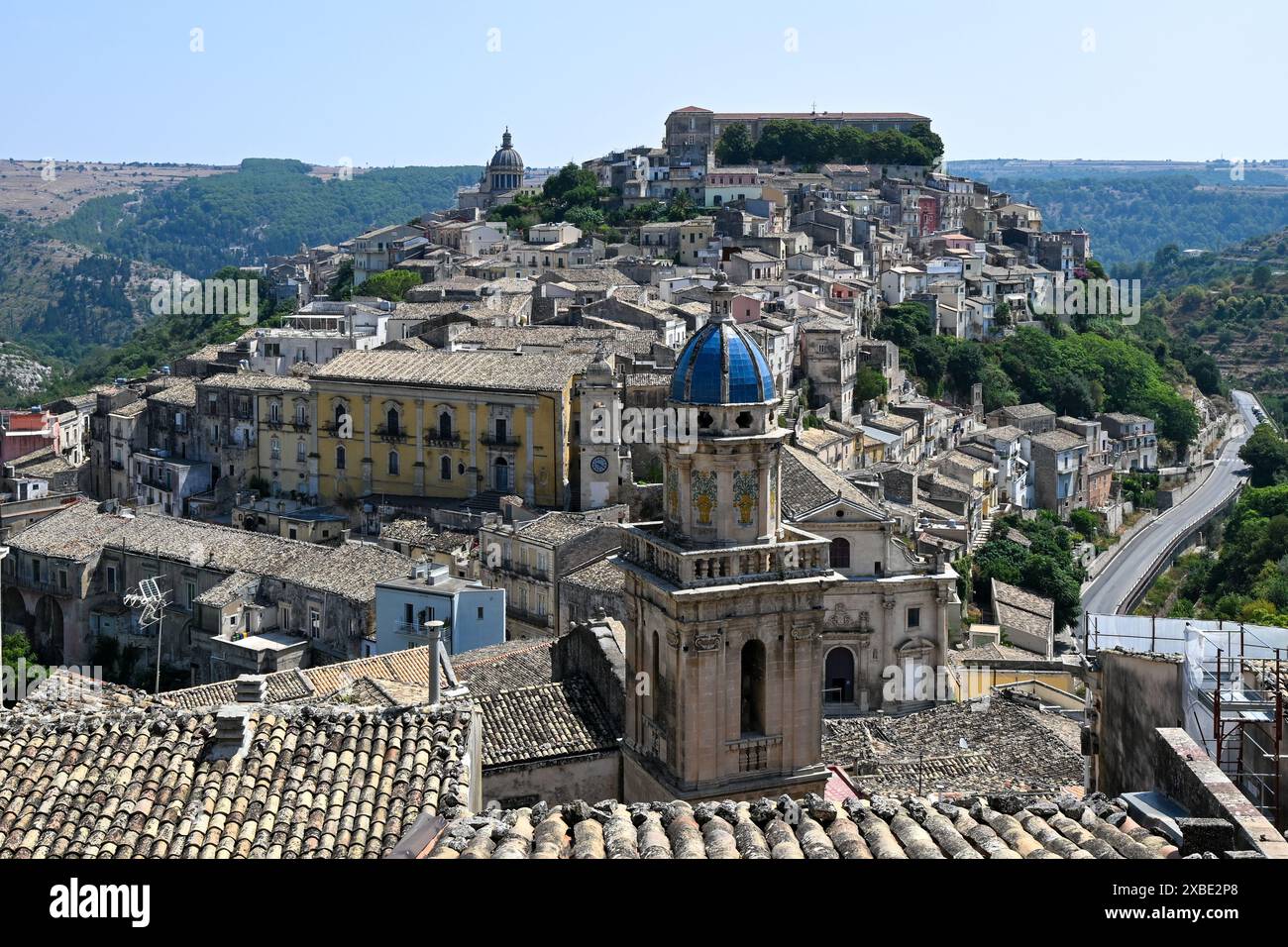 Cupola blu della Chiesa di Santa Maria dell'Itria in stile barocco coperta da otto pannelli di terracotta di Caltagirone decorati con grande fiore rococò va Foto Stock