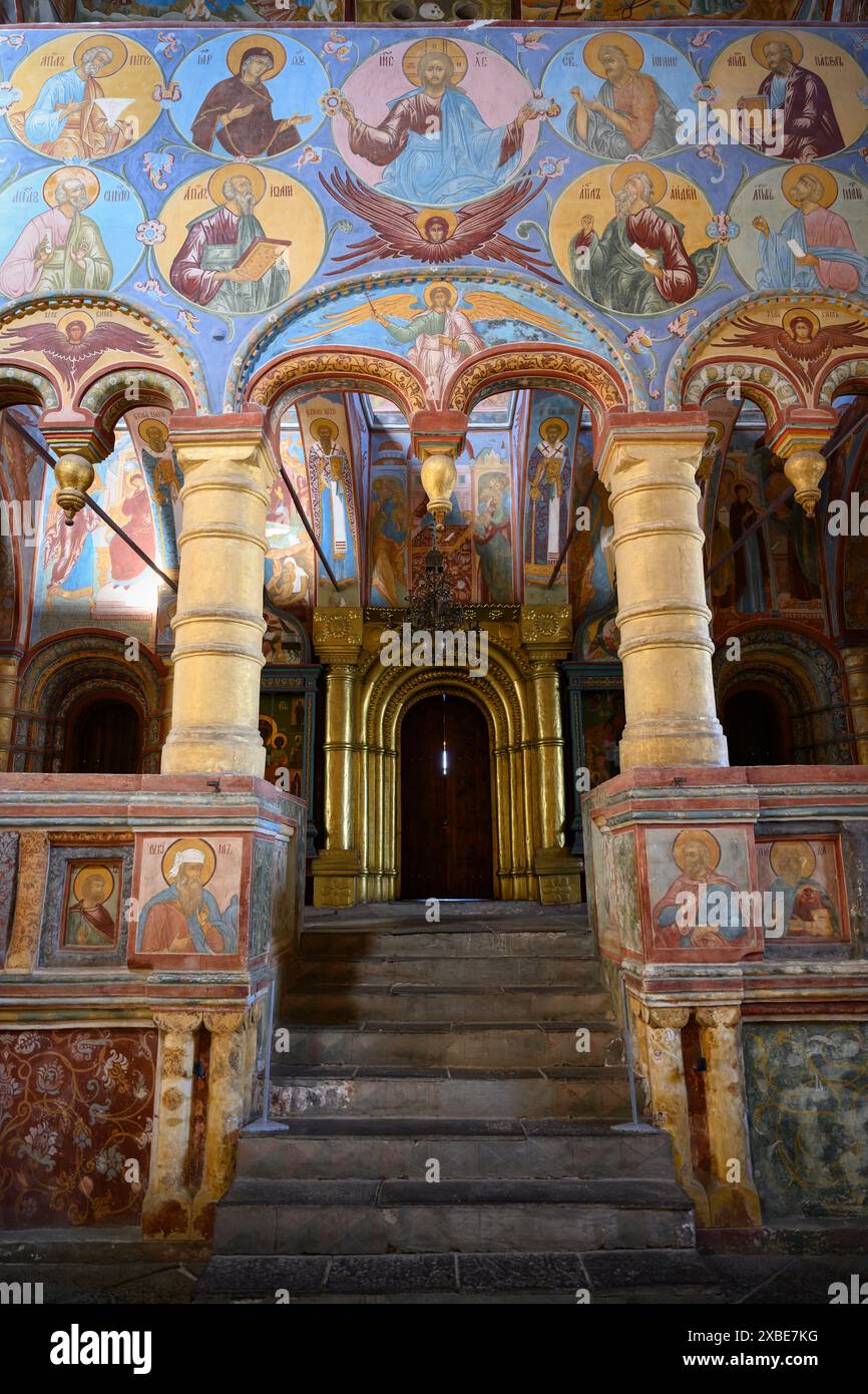 Interno della Chiesa del Salvatore sul sangue versato con dipinti medievali e colonne dorate costruita nel 1675 in un monastero a Rostov il grande Foto Stock