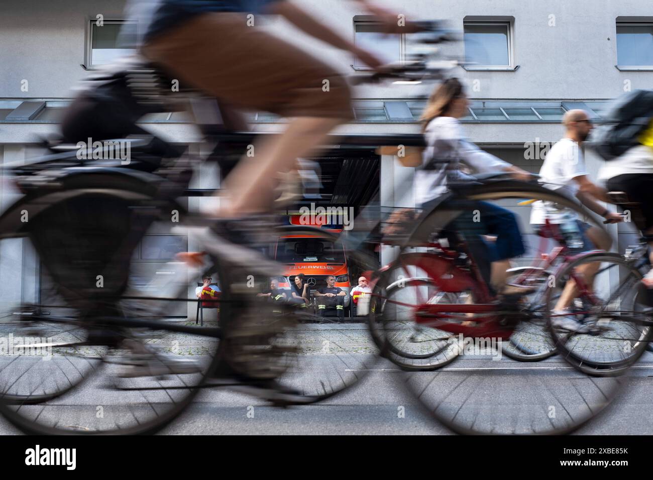 Fahrradfahrer bei der jährlichen Fahrrad-Sternfahrt des Allgemeinen Deutschen Fahrrad Clubs ADFC durch Berlin - MIT der Sternfahrt unter dem motto alle auf s Rad fordern tausende Fahrradfahrer mehr Sicherheit für Radfahrende im Straßenverkehr und einen Ausbau der Radverkehrswege. Rahfahrer passieren die Feuerwache Pankow. / Ciclisti al rally ciclistico annuale dell'Allgemeiner Deutscher Fahrrad Club ADFC attraverso Berlino - con il rally sotto il motto Everyone on a bike , migliaia di ciclisti richiedono maggiore sicurezza per i ciclisti nel traffico stradale e un ampliamento delle piste ciclabili. I ciclisti passano il Foto Stock