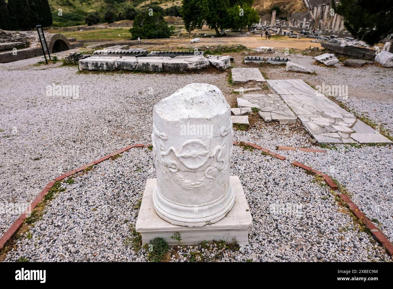 PRODUZIONE - 16 maggio 2024, Turchia, Bergama: L'Asclepieion di Pergamo è un complesso di santuario situato ad ovest dell'Acropoli di Pergamo, che è stato costruito per il dio greco della guarigione, Asclepio. Uno dei centri sanitari più importanti dal II secolo. Ecco una colonna con due serpenti, che appaiono anche nello staff di Asclepio. Il logo del serpente dei medici è stato probabilmente inventato qui. Originariamente era un attributo di Asclepio (tedesco: Äskulap), il dio della medicina nella mitologia greca. Oggi è il simbolo della professione medica e farmaceutica. Foto: Jens Kalaene/dpa Foto Stock