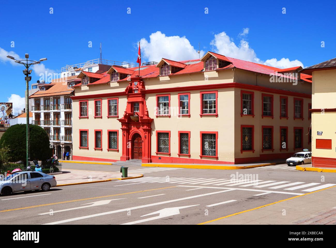 Scena stradale di Plaza de Armas Square con l'incredibile Palazzo di Giustizia nella città di Puno, Perù, Sud America Foto Stock