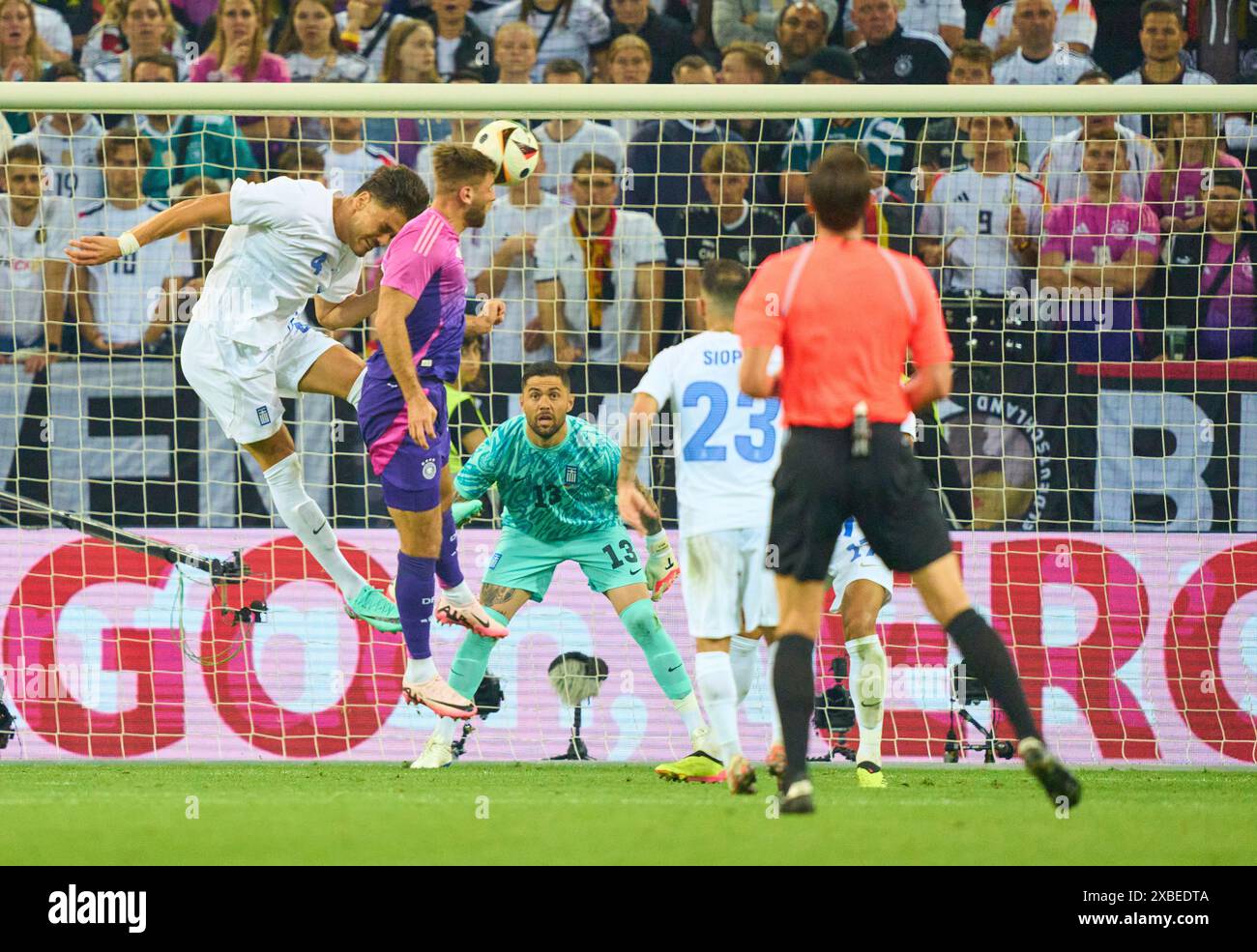 Niclas Füllkrug, DFB 9 competono per il pallone, tackle, duello, colpo di testa, zweikampf, azione, lotta contro Konstantinos Mavropanos, GRE 4 nella partita amichevole GERMANIA - GRECIA 2-1 in preparazione ai Campionati europei 2024 il 3 giugno 2024 a Nürnberg, Germania. Fotografo: Peter Schatz Foto Stock