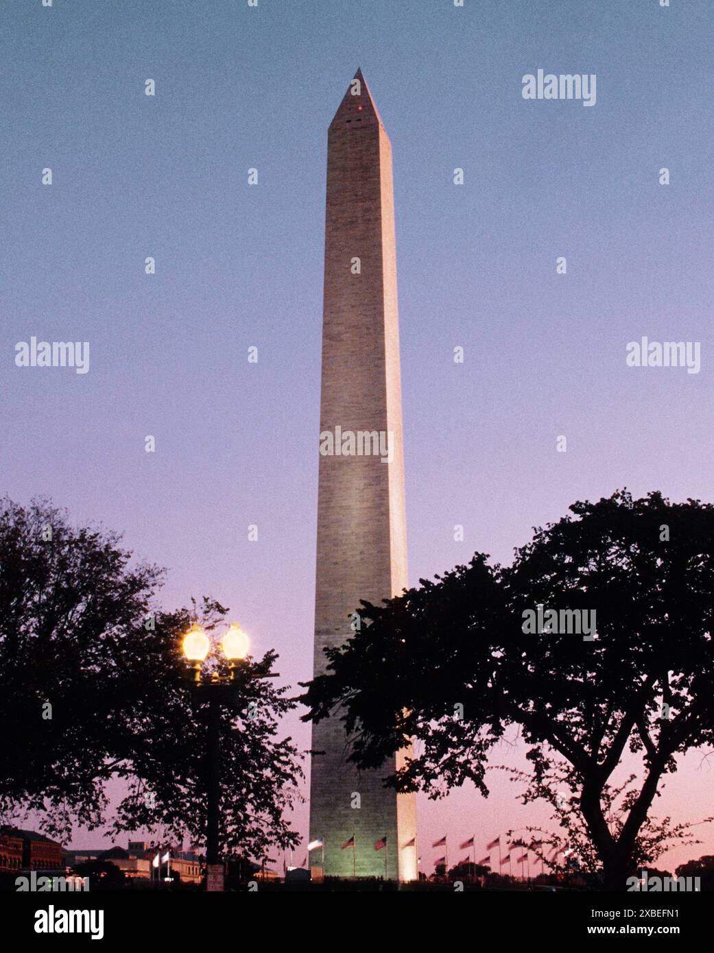 L'obelisco del monumento a Washington DC USA. Monumento storico americano, il National Mall al crepuscolo o al tramonto. Il Presidente George Washington Foto Stock