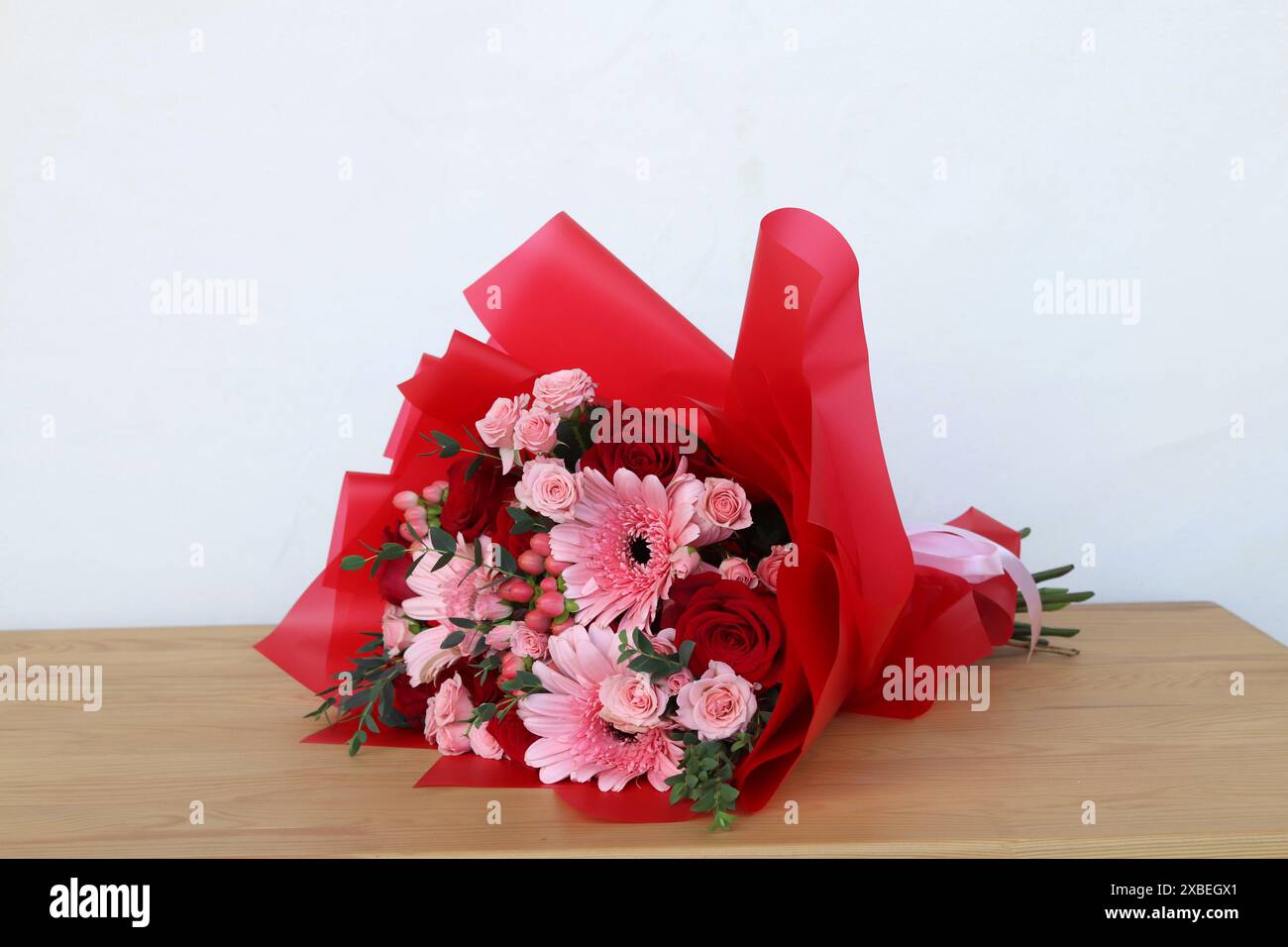 Bellissimi fiori sul tavolo all'interno. Spazio per il testo. Disposizione per bouquet di fiori da vicino Foto Stock