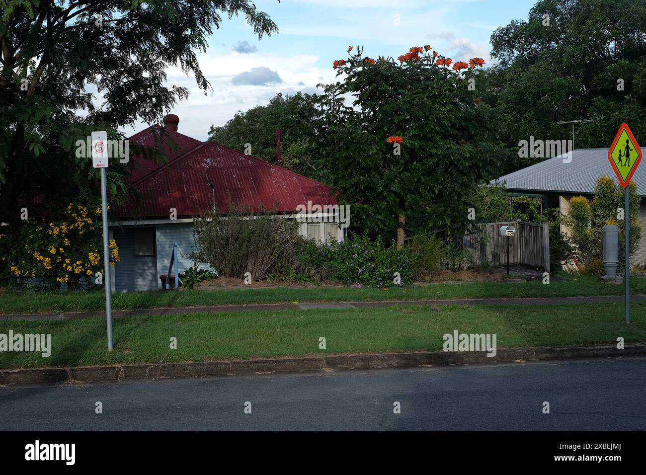 Casa post-bellica a Brisbane in condizioni originali, finestre a battente, pannelli di tenuta Foto Stock