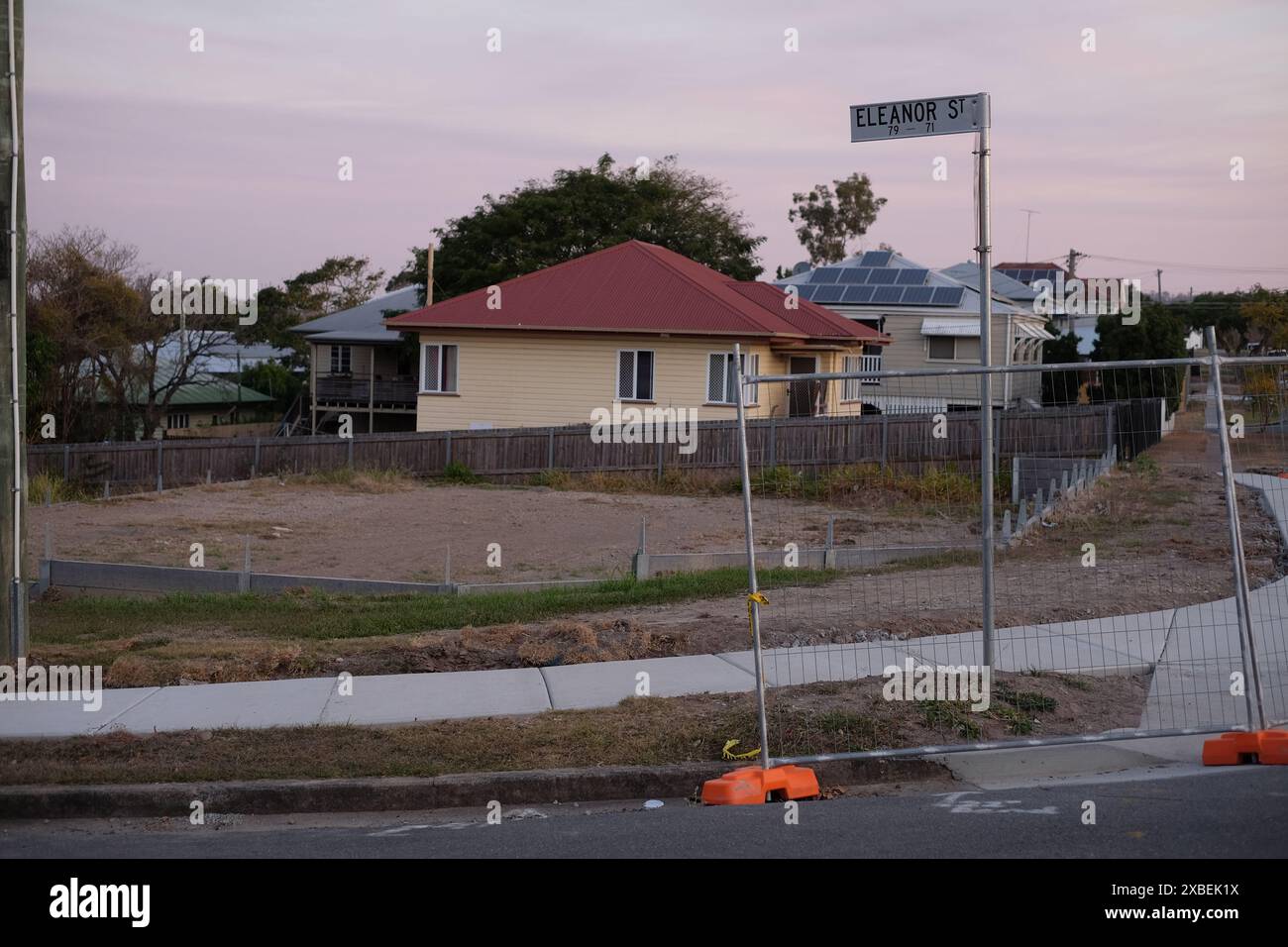 Blocco d'angolo a carina, Brisbane, il sito pulito di una ex casa post WW2 anni '1940 ora pronta per una nuova casa da costruire Foto Stock